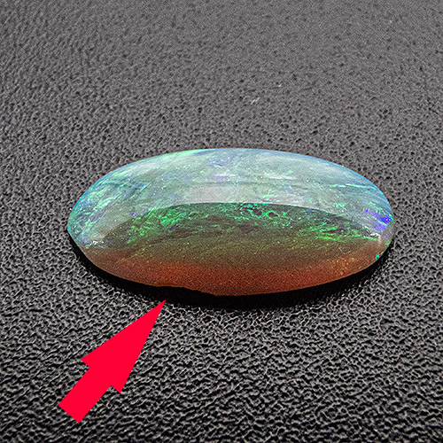Opal aus Australien. 0,68 Karat. Kleine Schadstelle an der Rundiste