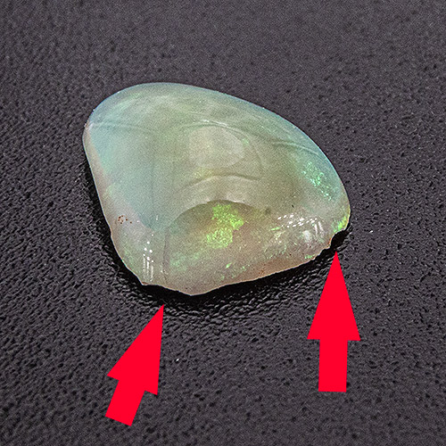 Opal aus Australien. 0,81 Karat. Mehrere kleine Schadstellen an der Rundiste, sollte geklebt und nicht gefasst werden