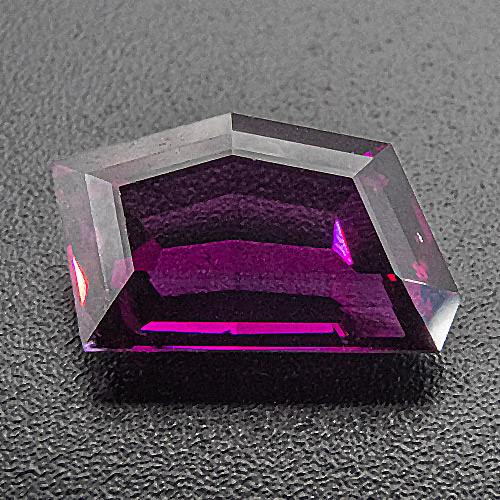 Rhodolite garnet from India. 2.91 Carat. Excellent colour! If you don´t mind the "individual" cut, this is a truly fine specimen.