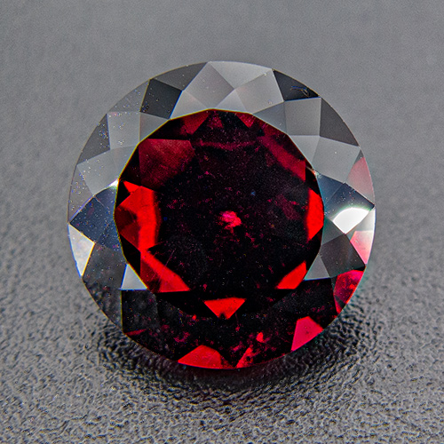Rhodolite Garnet from Zambia. 3.18 Carat. Round, very small inclusions