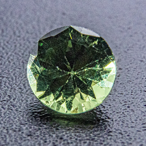 Green sapphire from Madagascar. 1 Piece. Brilliant, very very small inclusions