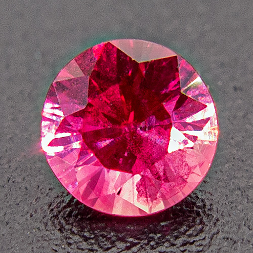 Ruby from Myanmar. 1 Piece. Brilliant, small inclusions