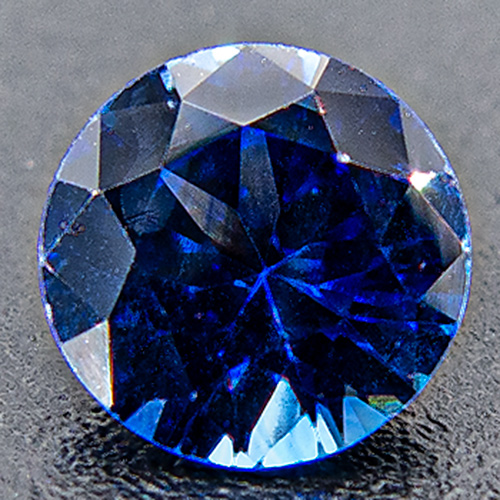 Sapphire. 1 Piece. Brilliant, very small inclusions