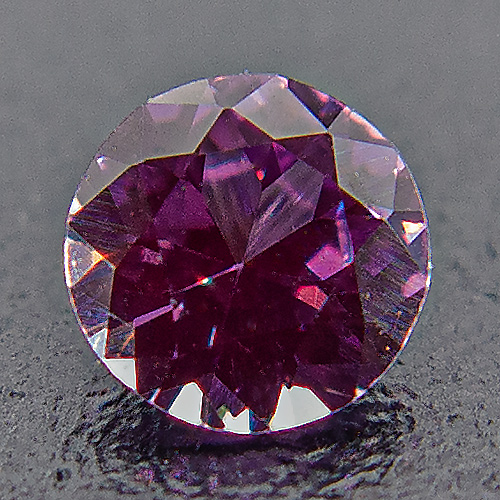 Purple sapphire from Tanzania. 1 Piece. Brilliant, very small inclusions
