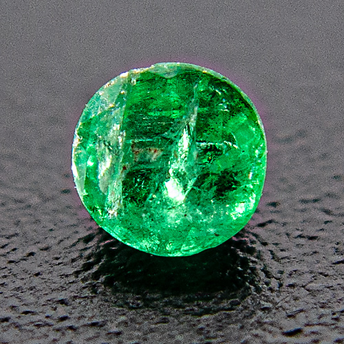 Emerald from Brazil. 1 Piece. Round, very, very distinct inclusions