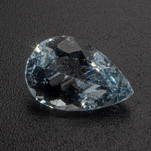 Aquamarine from Brazil. 1 Piece. Pear, small inclusions