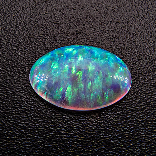 Synthetischer Opal aus China, Volksrepublik. 1 Stück. Cabochon Oval, transluzent