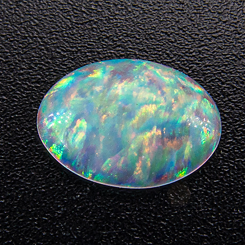 Synthetischer Opal aus China, Volksrepublik. 1 Stück. Cabochon Oval, transluzent