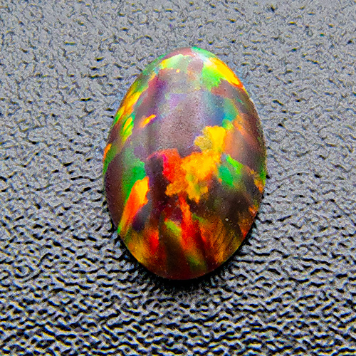 Synthetischer Opal aus China, Volksrepublik. 1 Stück. Cabochon Oval, semi-transluzent