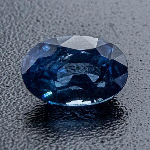 Sapphire from Thailand. 1 Piece. Oval, distinct inclusions