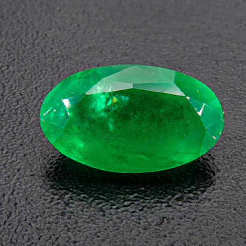 Smaragd. 0,46 Karat. Aus dem Nachlass eines Gemmologen und Gutachters. Dieser Stein diente als "Masterstone" für die drittbeste Farbe von Smaragd.