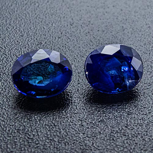 Sapphire from Thailand. 0.8 Carat. Very small difference in size will be inconspicuous in earrings.
4.5x3.8 & 4.4x3.7mm