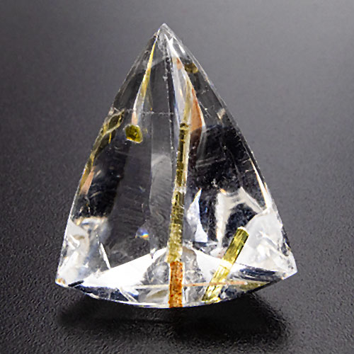 Quarz with epidote inclusions from Brazil. 14.76 Carat. Cabochon Trillion, very, very distinct inclusions