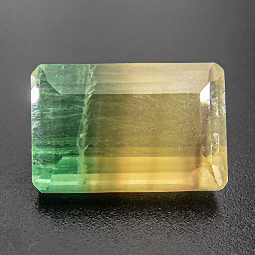 Fluorit aus Argentinien. 23,79 Karat. Smaragdschliff, transluzent
