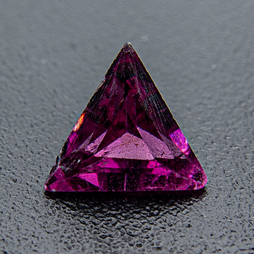 Rhodolite Garnet from India. 1 Piece. Triangel, very very small inclusions