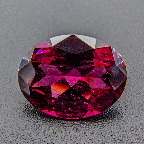 Rhodolite Garnet from India. 1 Piece. Oval, very small inclusions