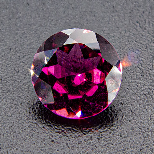 Rhodolite Garnet from India. 1 Piece. Round, very small inclusions