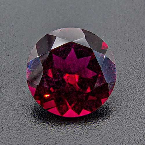 Rhodolite Garnet from India. 1 Piece. Round, very very small inclusions