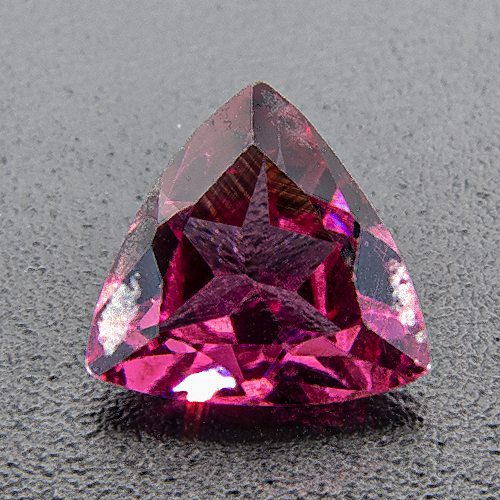 Rhodolite Garnet from India. 1 Piece. From old stock, top colour, hardly found any more. Shallow pavilion