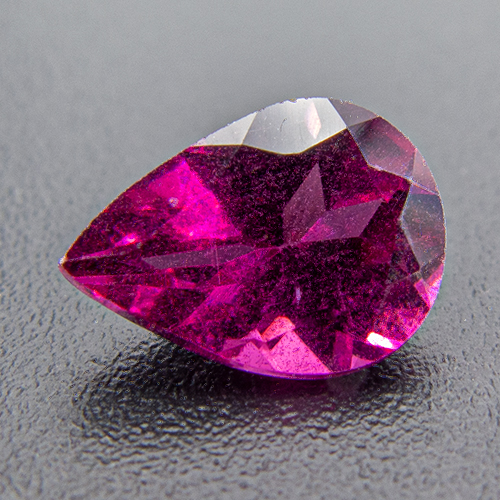 Rhodolite garnet from India. 1 Piece. Fine colour, well cut and calibrated
