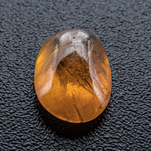 Mandarin Granat aus Namibia. 0,56 Karat. Cabochon Oval, sehr, sehr deutliche Einschlüsse