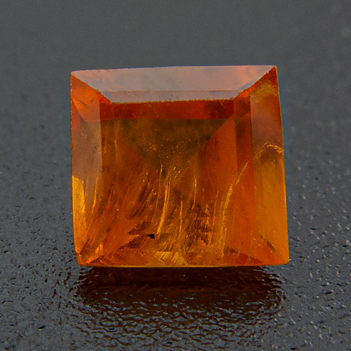 Mandarin Granat aus Namibia. 0,56 Karat. Leicht asymmetrischer Schliff kann in einer Zargenfassung kaschiert werden
