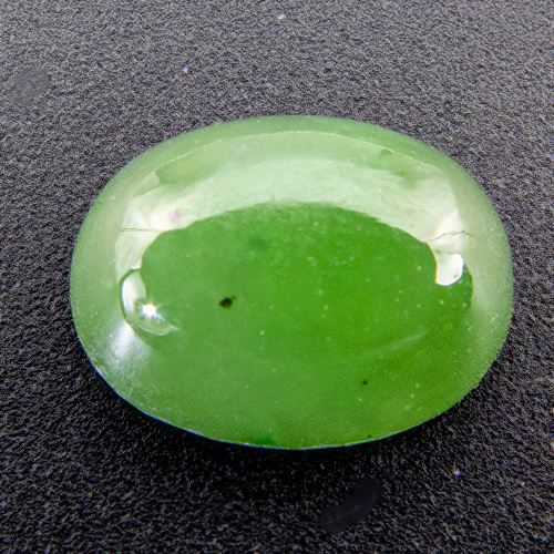 Nephrit Jade. 1 Stück. Cabochon Oval, semi-transluzent
