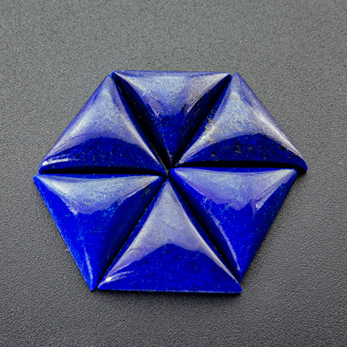 Lapis Lazuli aus Afghanistan. 1 Stück. Cabochon Dreieck, opak