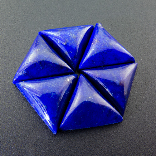 Lapis Lazuli aus Afghanistan. 1 Stück. Cabochon Dreieck, opak