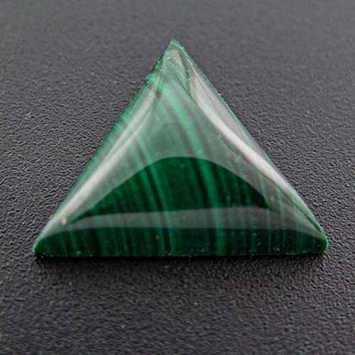 Malachit aus Kongo. 1 Stück. Cabochon Dreieck, opak
