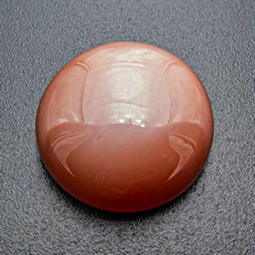 Brauner Mondstein aus Indien. 11,85 Karat. Cabochon Rund, semi-transluzent