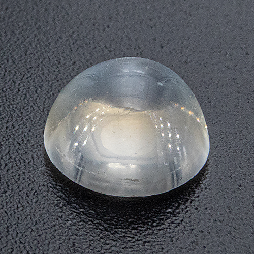 Mondstein aus Sri Lanka. 1,09 Karat. Cabochon Rund, kleine Einschlüsse