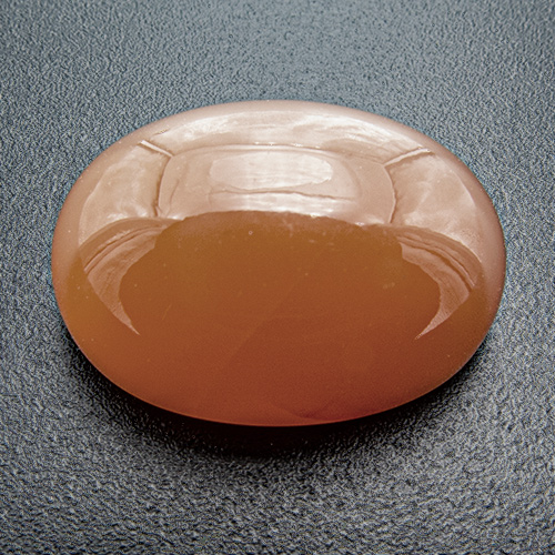 Moonstone from India. 15.43 Carat. Beautiful peach colour and a good cat´s eye