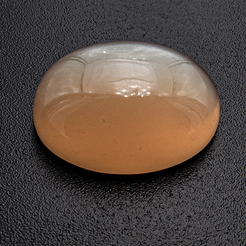 Moonstone from India. 10.06 Carat. Fine light orange, very good transparency, sharp, slightly diagonal cat´s eye