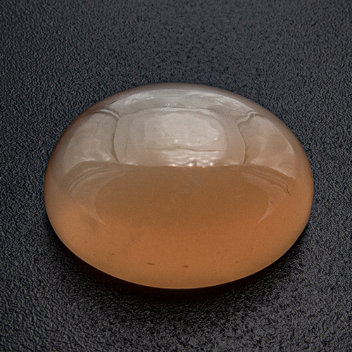 Moonstone from India. 12.13 Carat. Fine peach colour, high transparency, sharp, diagonal cat´s eye