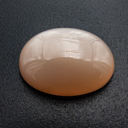 Mondstein aus Indien. 7,89 Karat. Ausgesprochen schöner Stein, mit etwas schräg orientiertem Katzenauge (braucht Punktlicht, daher auf dem Foto nicht sichtbar)