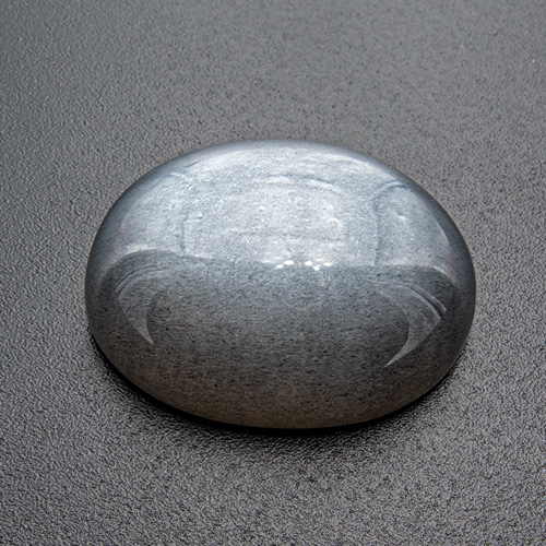 Mondstein aus Indien. 19,14 Karat. Cabochon Oval, semi-transluzent