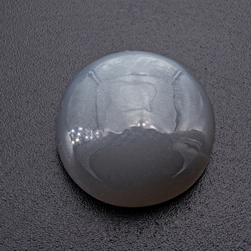 Moonstone from India. 1 Piece. Medium grey