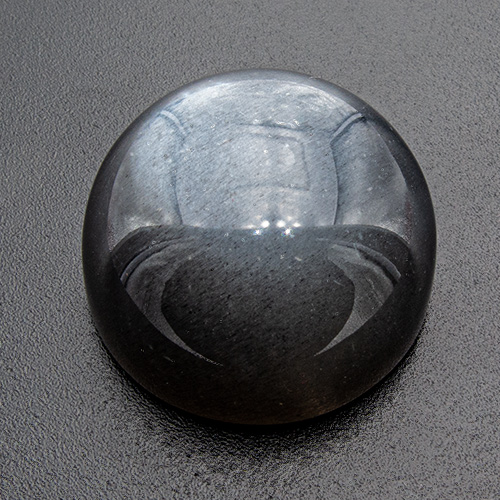 Mondstein aus Indien. 34,47 Karat. Hoch gewölbter mittelgrauer Mondstein, der beiSonnen- o. Punktlicht ein schönes Katzenauge zeigt