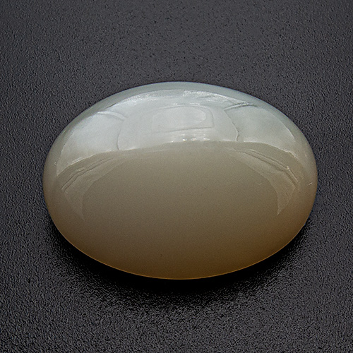 Moonstone from India. 39.19 Carat. Beautiful mother-of-pearl coloured moonstone with fine sheen and a good cat´s eye (needs single point light, not visible on photo)
