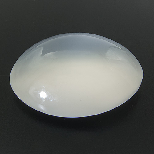 Moonstone from India. 1 Piece. Selected quality with nice cat´s eye (not visible on photo), very well cut and polished