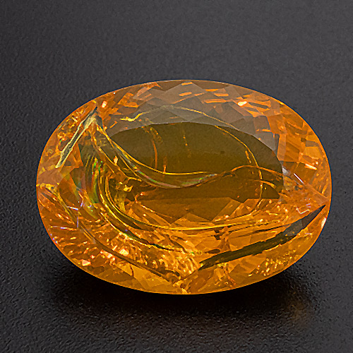Feueropal aus Brasilien. 9,83 Karat. Wegen der vielen Risse sollte dieser Opal nicht gefasst sondern in die Fassung geklebt werden.