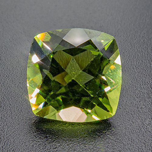 Peridot from Myanmar. 1 Piece. Cushion, small inclusions