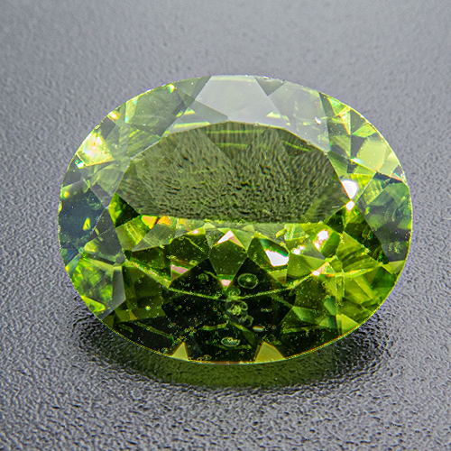Peridot. 4.49 Carat. Oval, very small inclusions