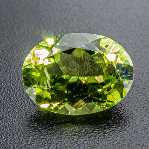 Peridot. 1 Piece. Oval, very very small inclusions
