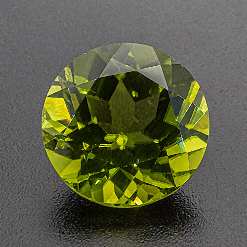 Peridot. 5.58 Carat. Round, very very small inclusions