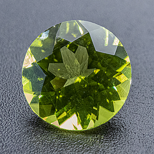 Peridot. 1 Piece. Round, very small inclusions