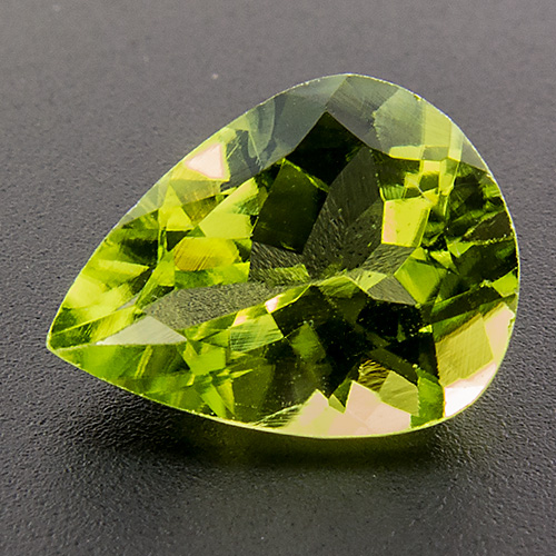Peridot from Myanmar. 1 Piece. Pear, very very small inclusions