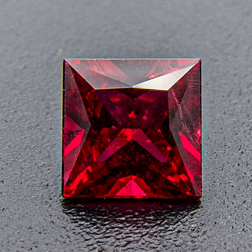 Ruby from Myanmar. 1 Piece. Fine Burma ruby, sized 4.0 to 4.2mm