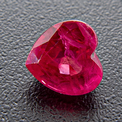 Ruby from Myanmar. 1 Piece. Heart, distinct inclusions